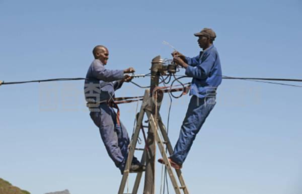 高空守護(hù)者 電話工程師的電線桿作業(yè)與信息咨詢服務(wù)